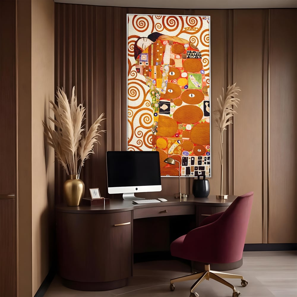 Tablou canvas cu tablou canvas cu pictura in stilul lui klimt, in rama de aluminiu argintiu, pe perete intr-un birou